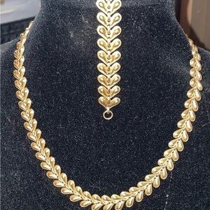 Vintage Avon Goldtone Necklace and matching bracelet.